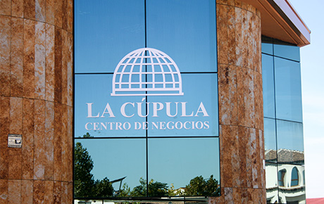 Fachada del centro de negocios.